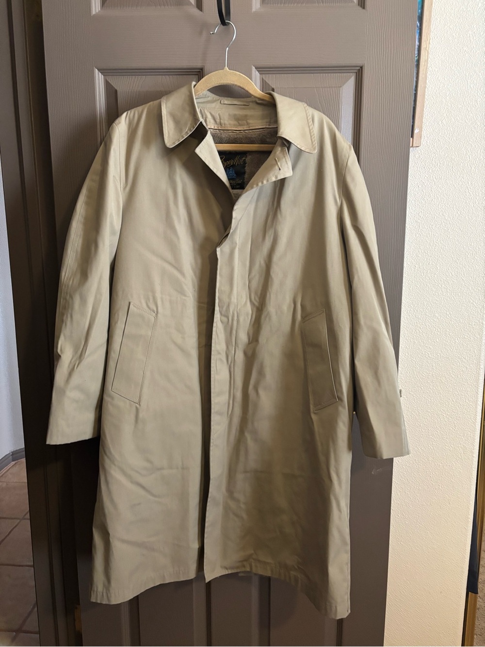 Men's Lightweight Tan Raincoat – Classic Water-Resistant Overcoat